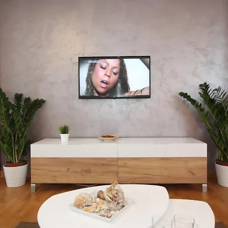 Evergreen - In To Relax And Enjoy, Parking 5 Eur Per Day