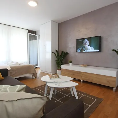 Evergreen - In To Relax And Enjoy, Parking 5 Eur Per Day * Belgrad
