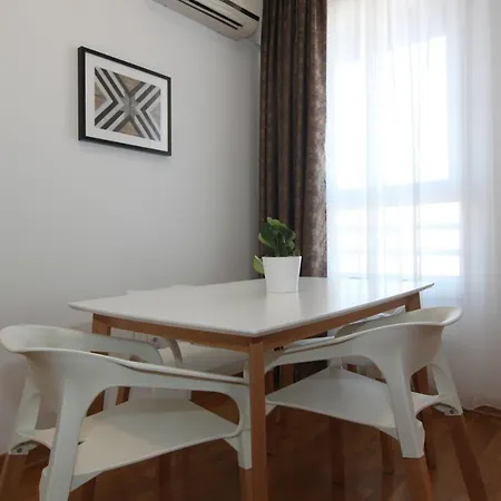 Evergreen - In To Relax And Enjoy, Parking 5 Eur Per Day Bělehrad